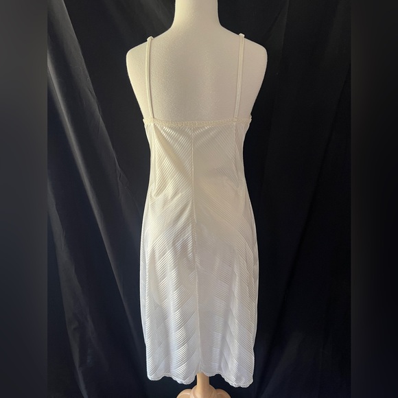 Women’s Formfit Dress Slip Size 34 Tall (10/12) Cream Color - Picture 3 of 7